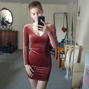 Beautiful crushed velvet bodycon dress 🌷🕯️